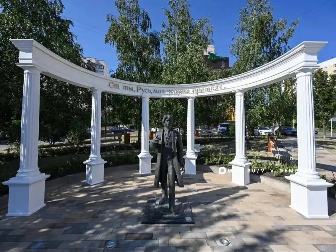 Мэр Белгорода проинспектировал ход благоустройства Есенинского сквера.