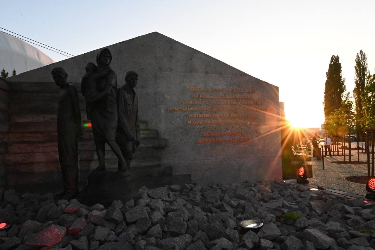 В Белгороде открыли памятник жертвам трагедии на Камышитовом заводе.