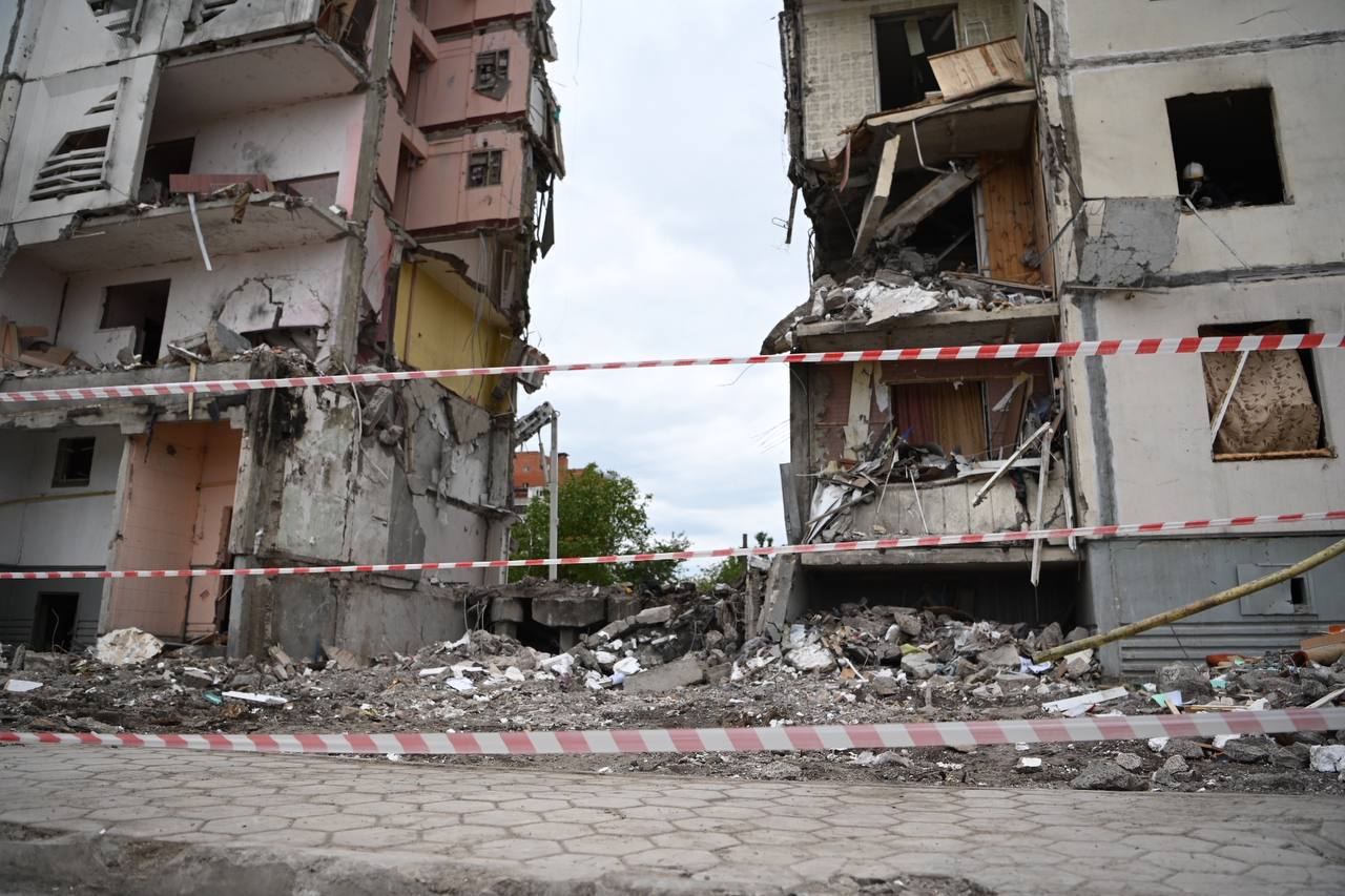 Многоэтажный дом на улице Щорса, поврежденный во время вражеской атаки, будет восстановлен на прежнем месте.